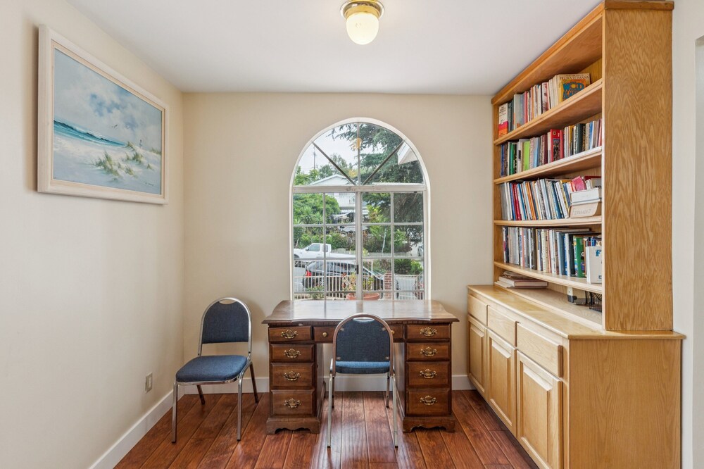 Russell House Near Hollywood & Griffith Park 3 Bedroom Home