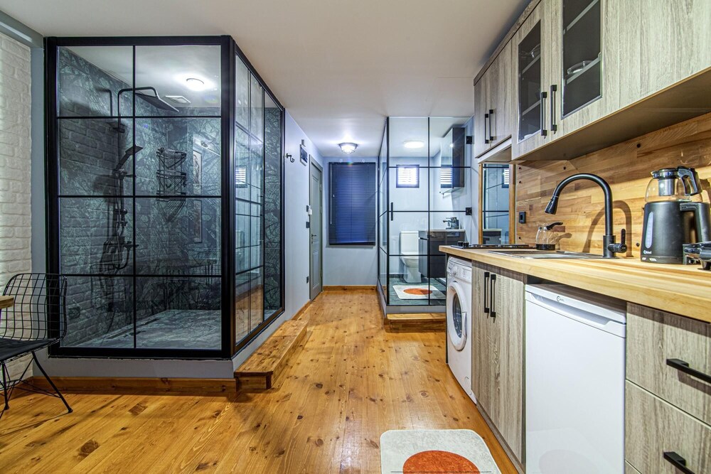 Chic Studio Flat Close to Kennedy Avenue in Fatih