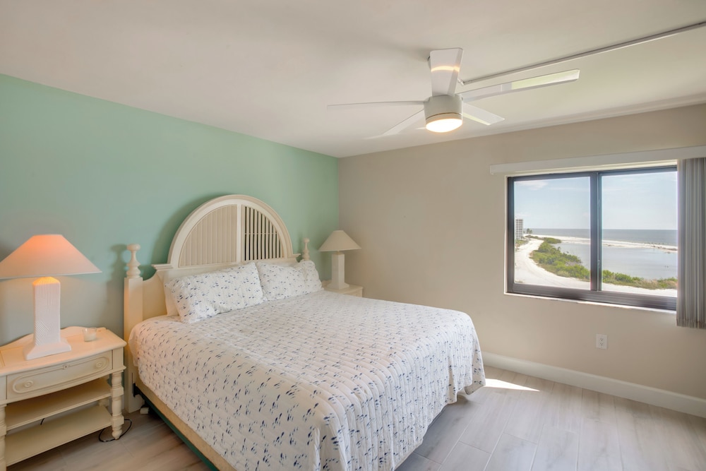 4 Mi to Lovers Key SP: Modern Condo w/ Ocean Views