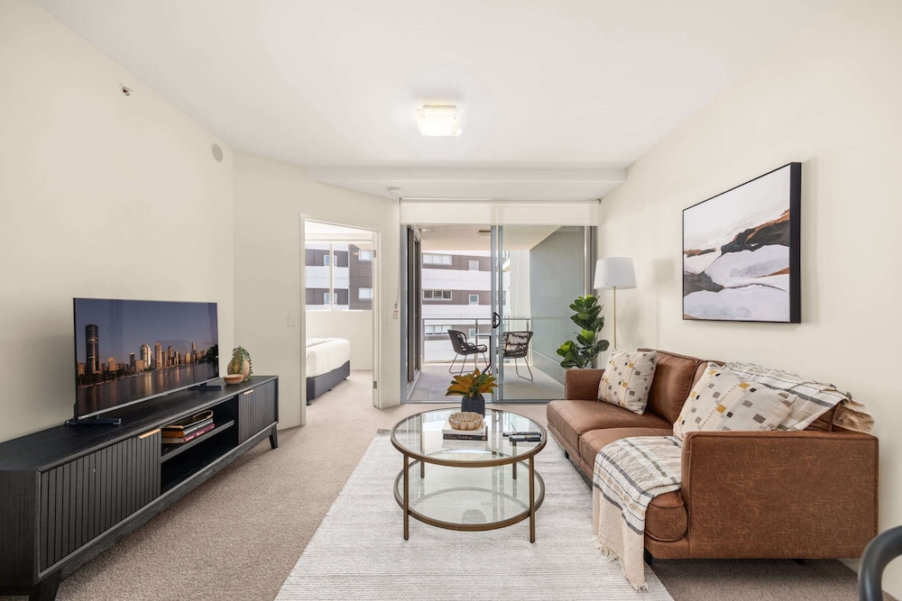 Chic West End Stay With Gym & Pool Access