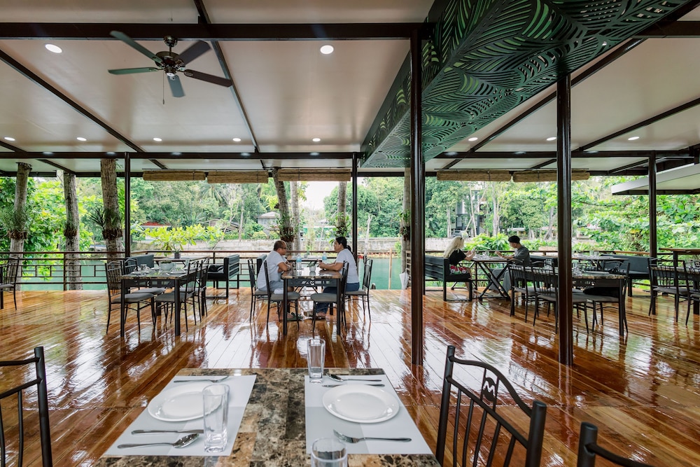 LOBOC RIVERSIDE INN and RESTAURANT