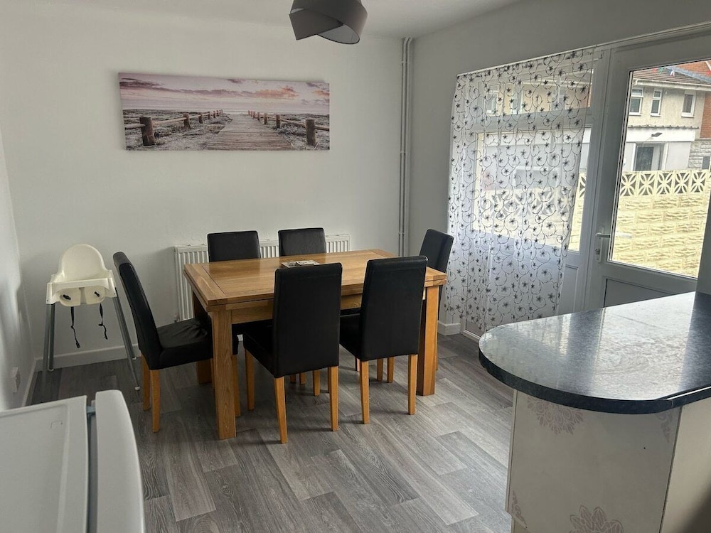 Family & Group Stay 3 Bedroom Swansea Home