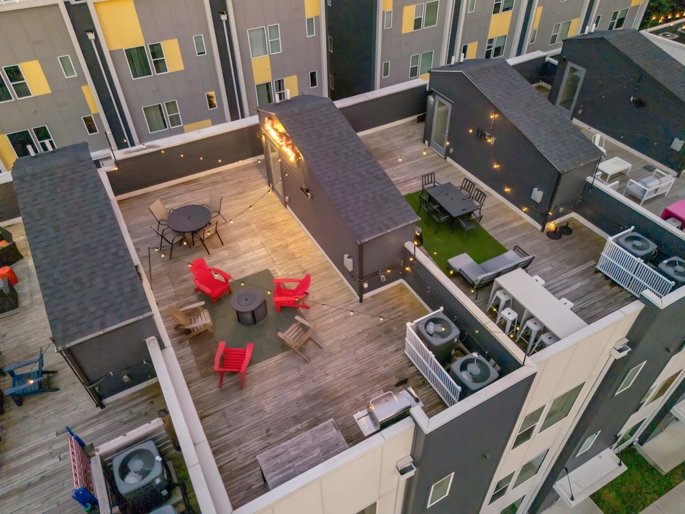 Rooftop Deck Grill Ping Pong Near Downtown Nashville