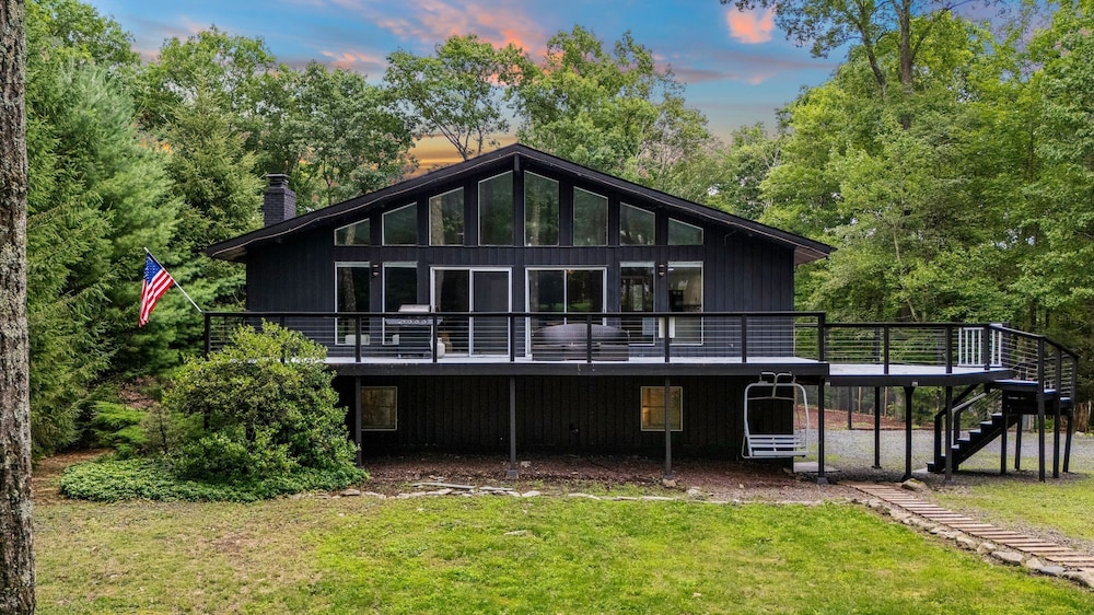 The Evergreen Escape by Avantstay Modern Cabin w Volleyball Court Hot Tub