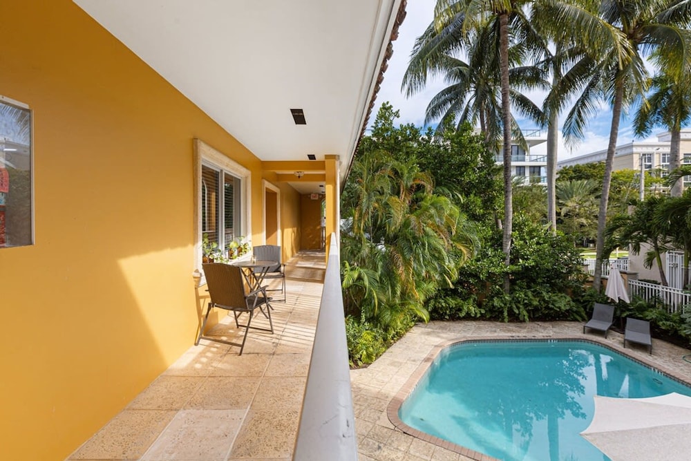 Spacious Beach Apt in Las Olas Blvd