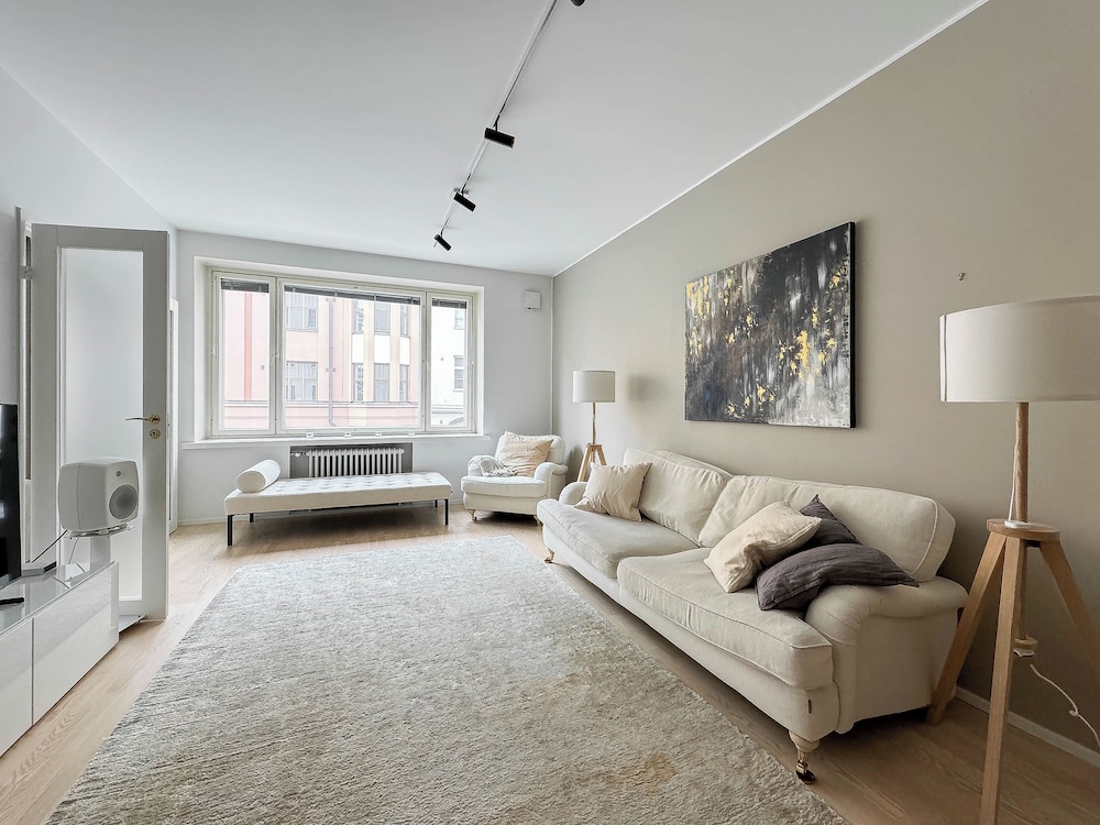 Stylish Downtown 2BR Flat with Sauna and Work Area