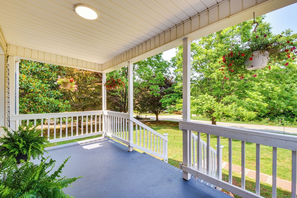 4 Mi to Clemson : Pet-friendly Seneca Cottage