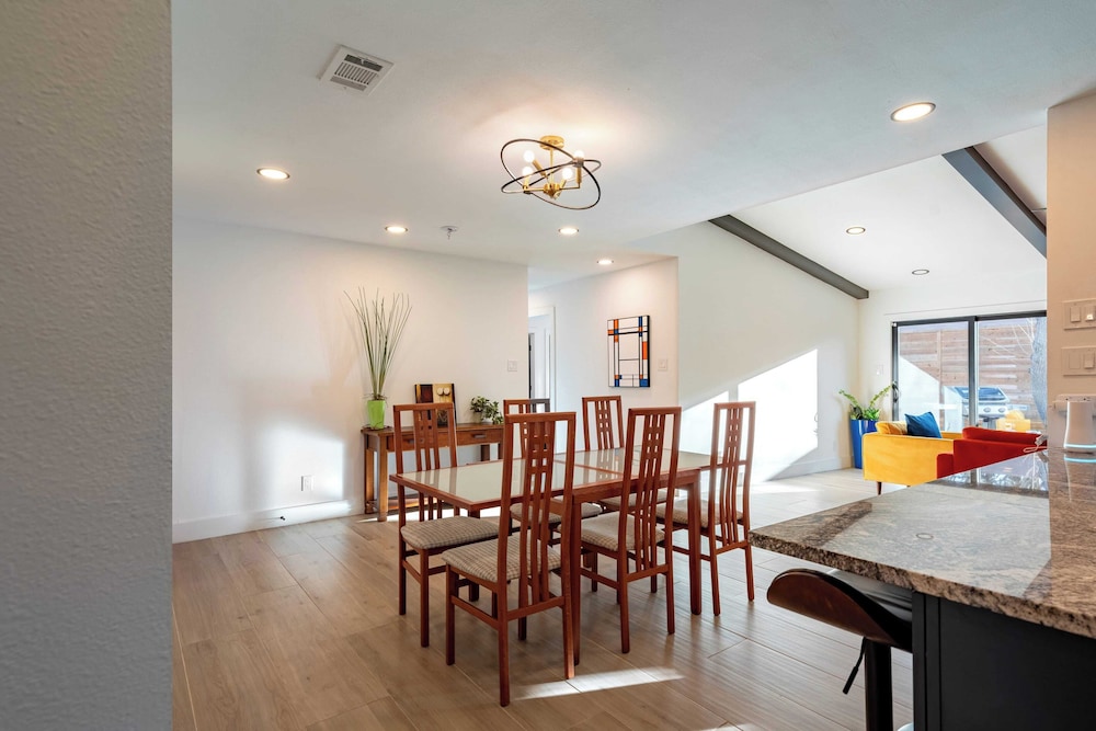 Private Yard w/ BBQ & Games, Steps to South Congress & Barton Creek Clarksburg