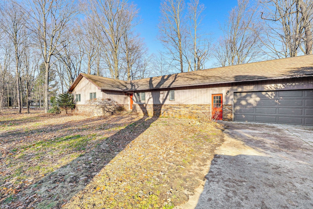 Lake View & Deck: Group Getaway in Whitehall!