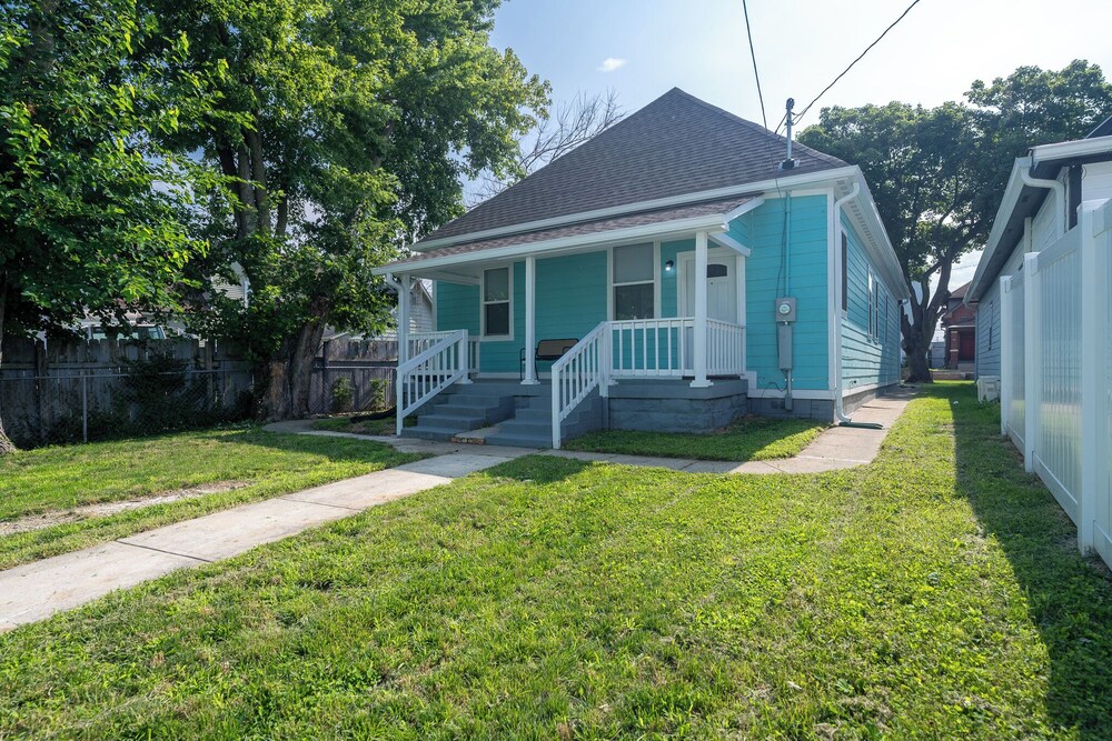 Spacious 5-Bedroom Blue Bungalow