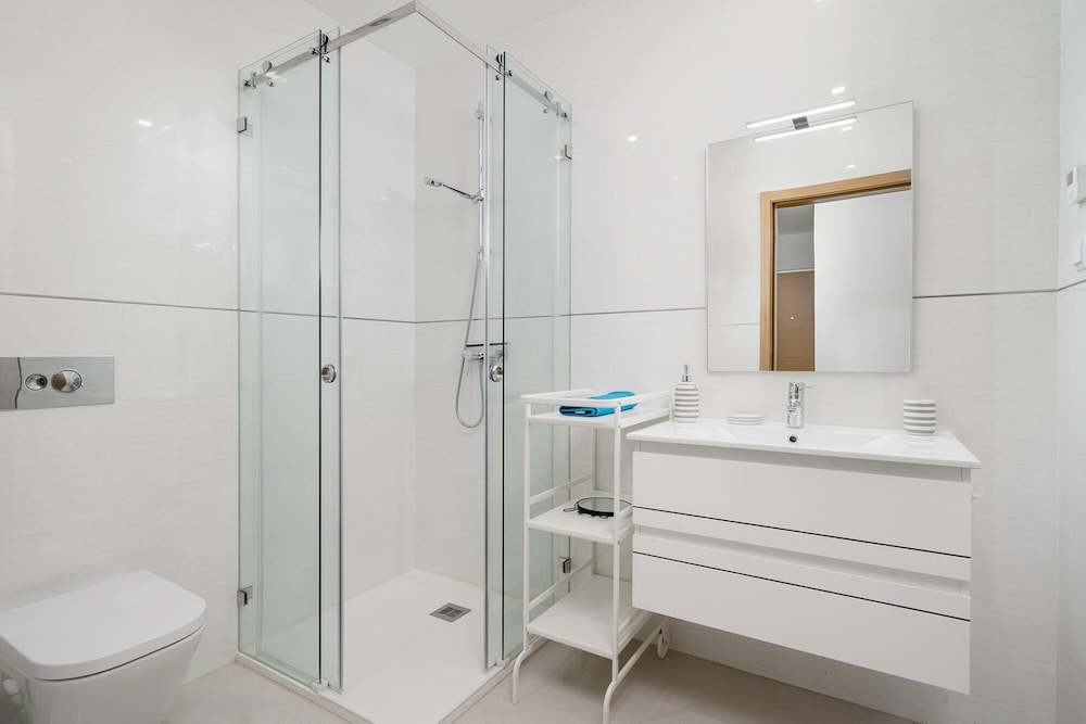 Luxury Spacious Lagos Apartment by Ideal Homes view 3