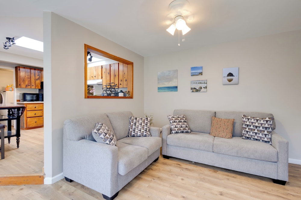 Walk to Main Avenue: Cozy Unit in Warrenton