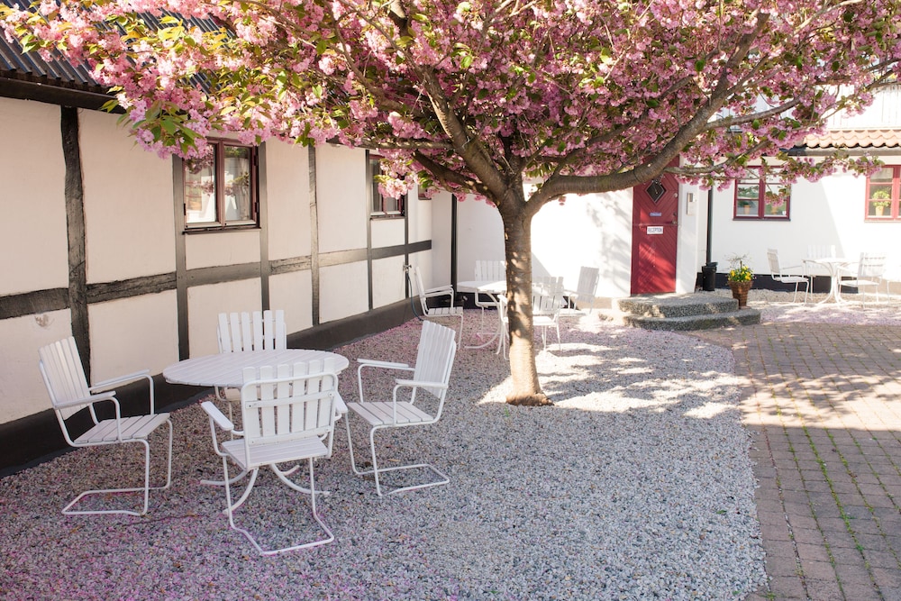 Hotel Landet Bed and Breakfast - Image 1