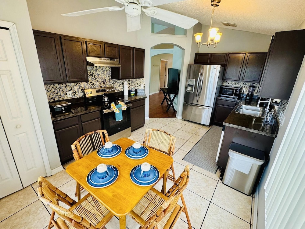 Private Pool House With Lake View, Near all Famous Attractions!!!