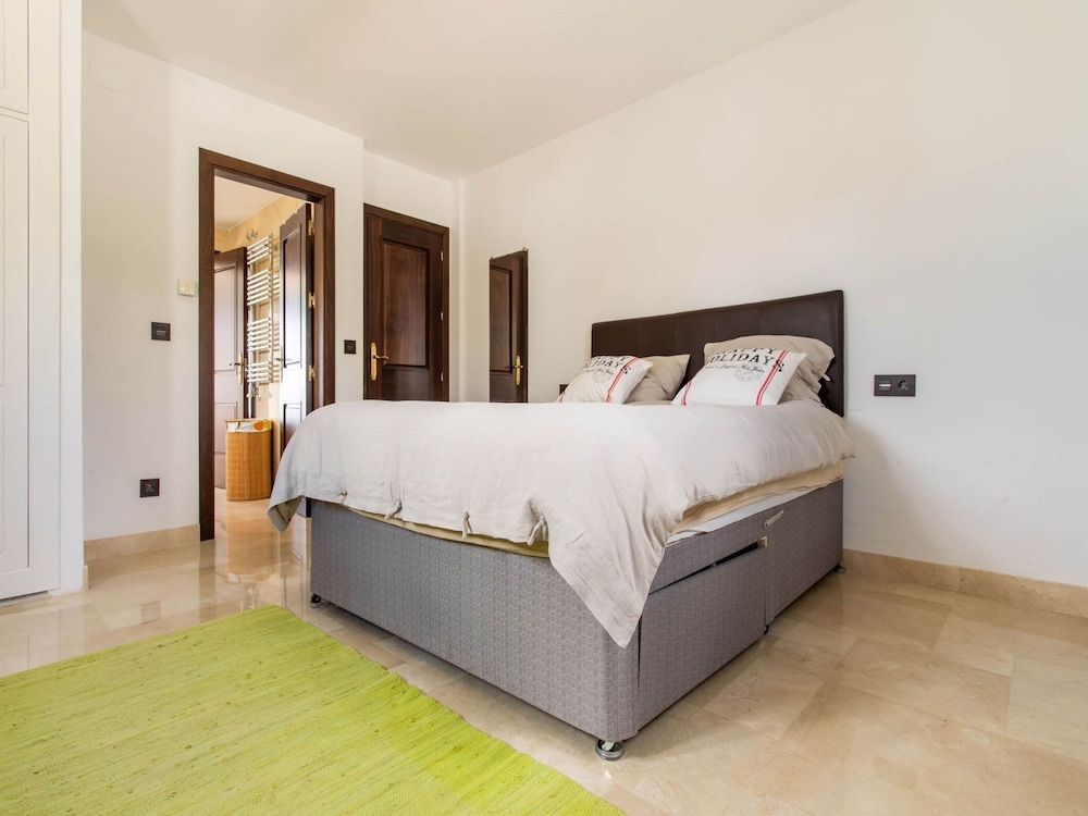 Villa in Granada With Sea Views & Pool
