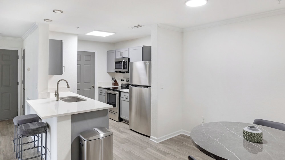 Landing Beautiful 1bd, Courtyard, Clubhouse