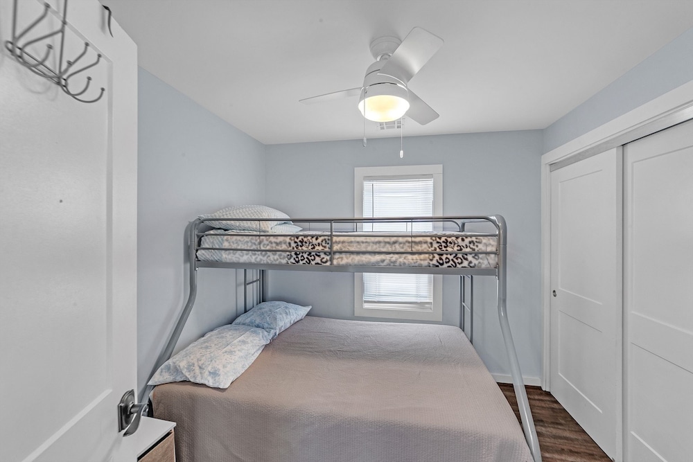 Cozy 3-br Retreat, Four Blocks To Beach & Boardwalk 3 Bedroom Home