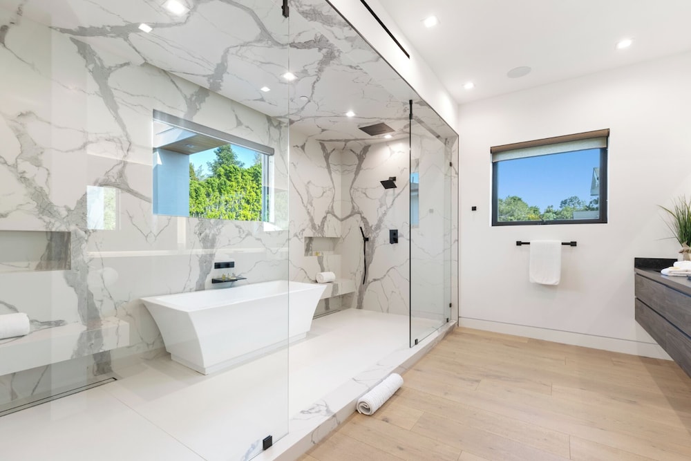 Melvin - Modern Contemporary Estate w/ Backyard + Pool & Spa