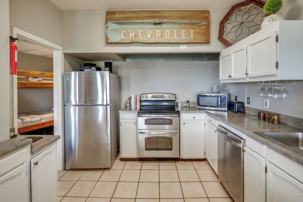 1 Mi to Lake Guntersville: Scenic Condo Retreat!