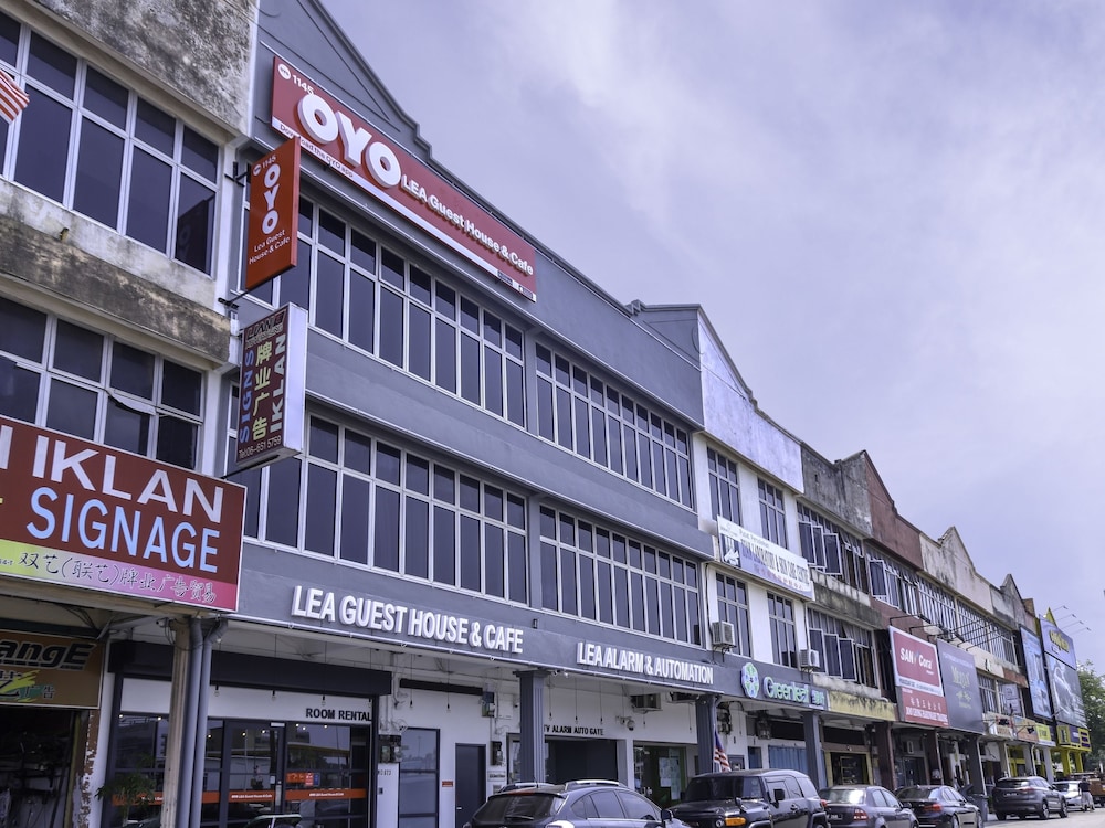 Hotel OYO 1145 Lea Guest House & Cafe - Image 1