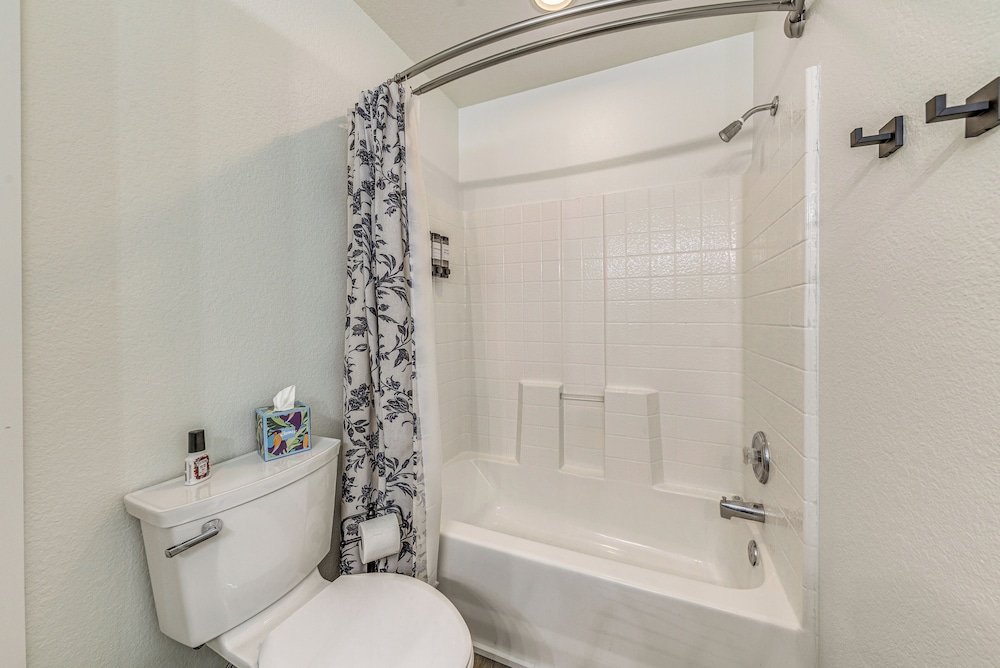 1 Mi to Grindstone Lake: Modern Ruidoso Retreat!