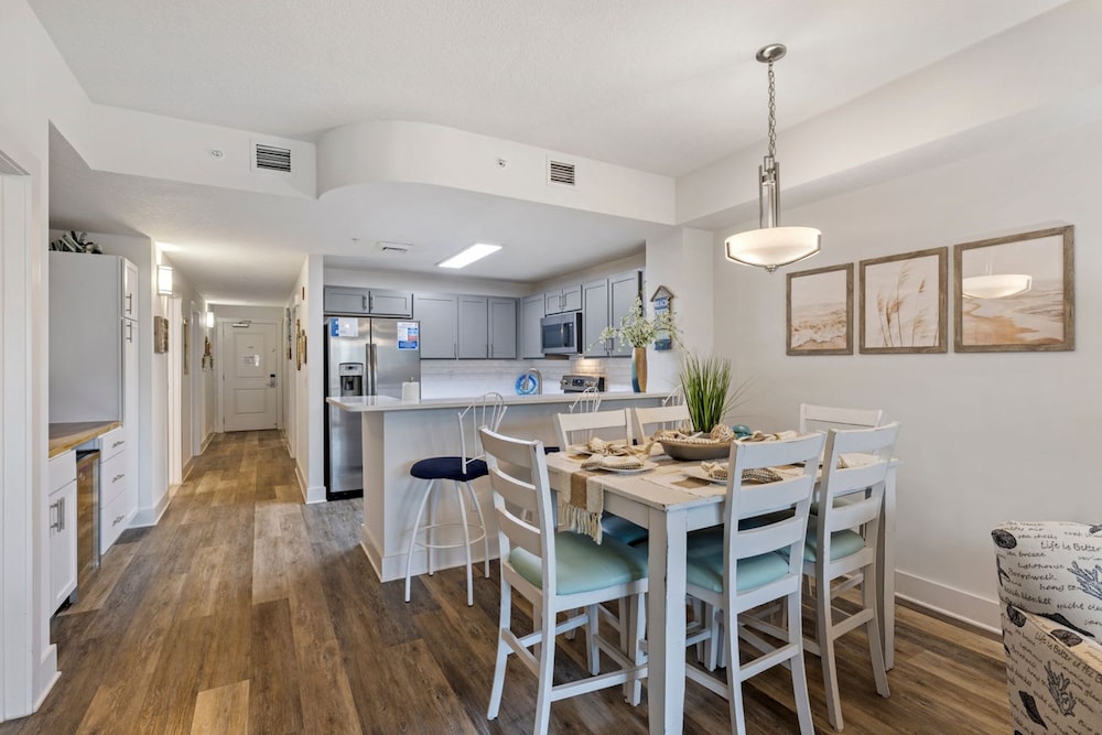 Fall Retreat Condo w Heated Pool Hot tub Pier Pk