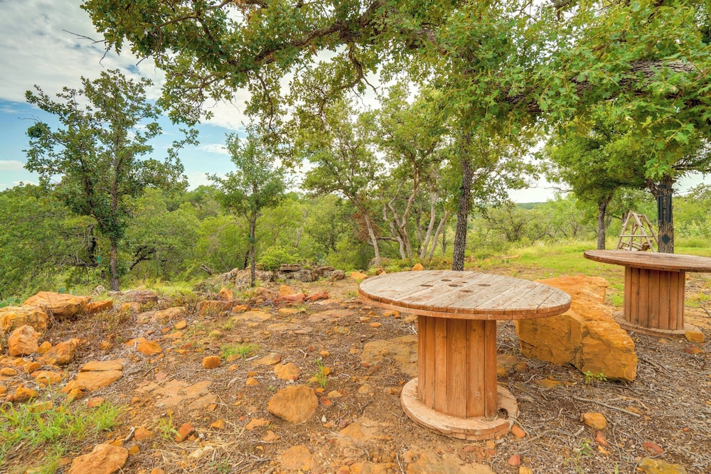 'galactikitty' - Quirky Cabin Near Lake Brownwood!