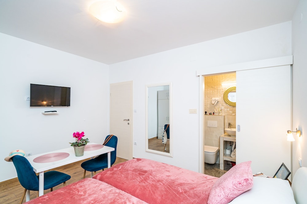 Jele Rooms