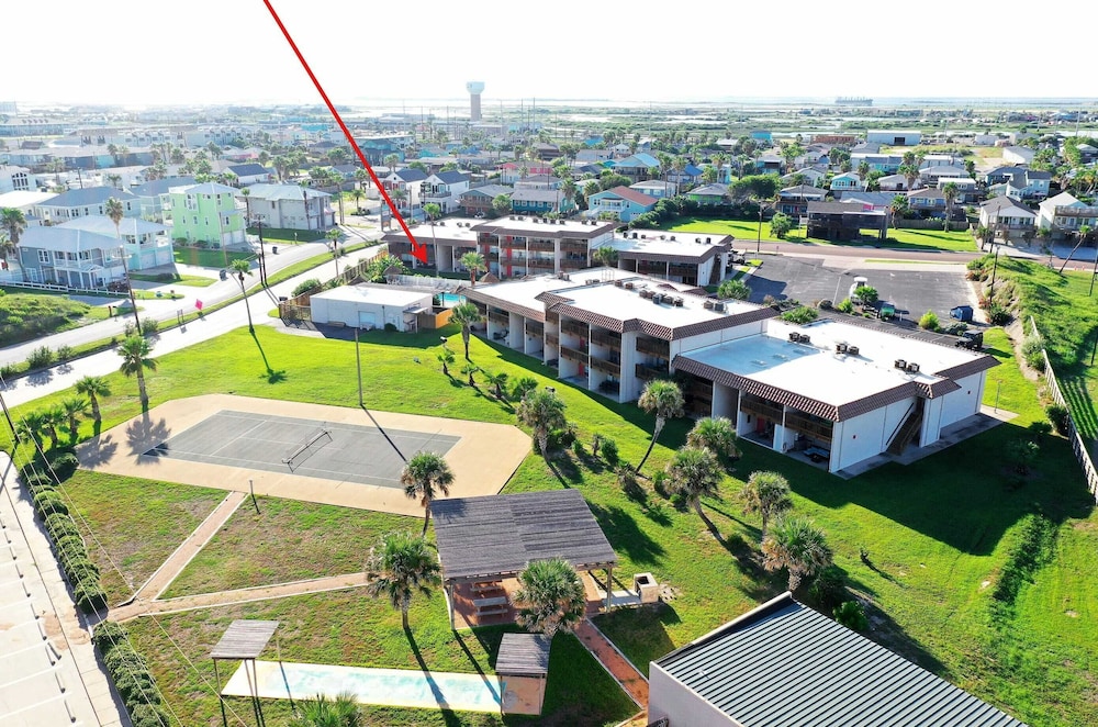 Sleeps 20 3 Condos w/ Beach Access, Pool, Tennis Courts Sea Sands Complex