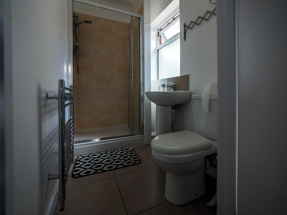 Ensuite3 Woodhouse private bath 2kitchen