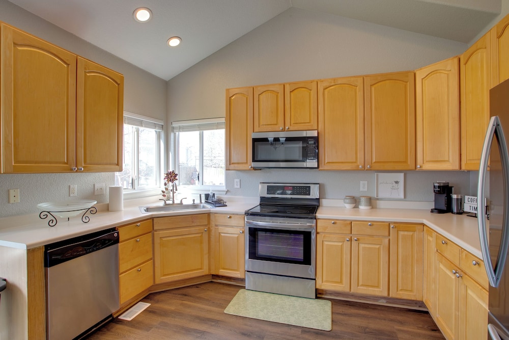 17 Mi to Dtwn Denver: Family Home w/ Private Yard