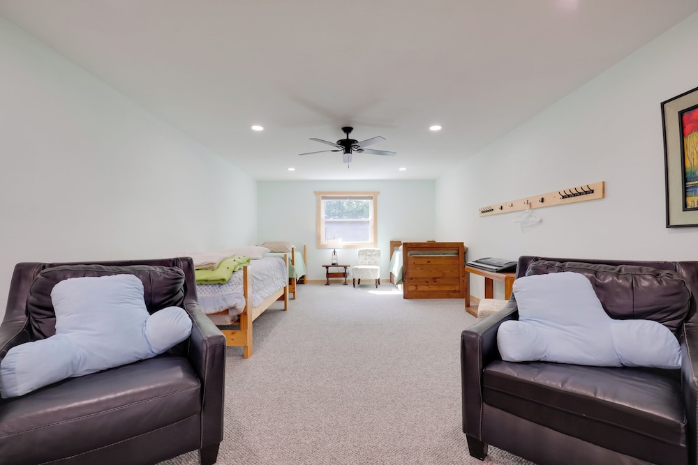 Paddle, Play & Relax: Home w/ Pioneer Lake Access!