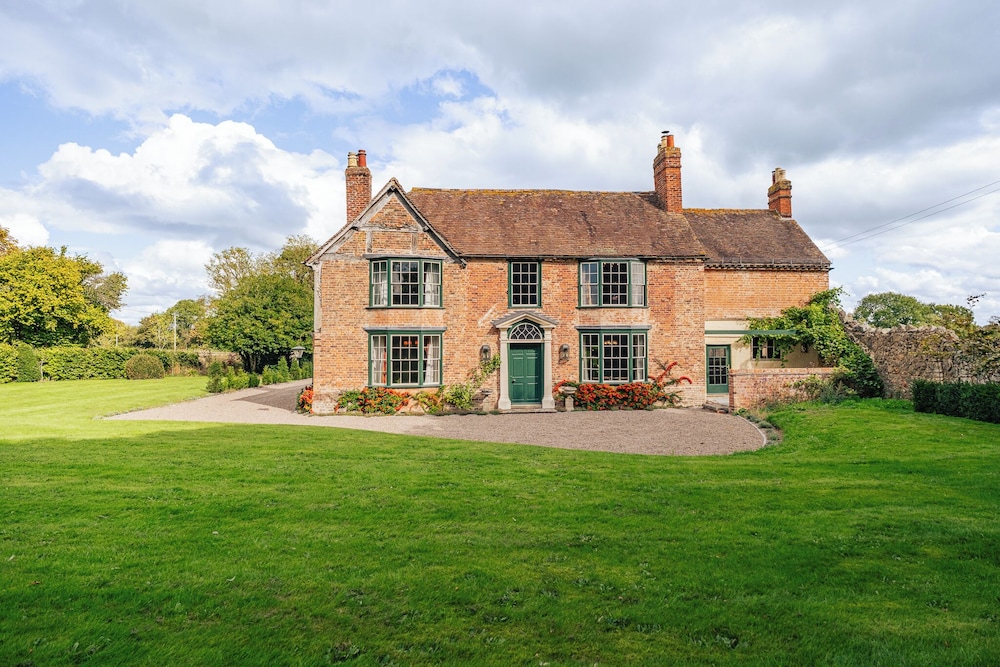 Stunning 4BD Home in Worcestershire