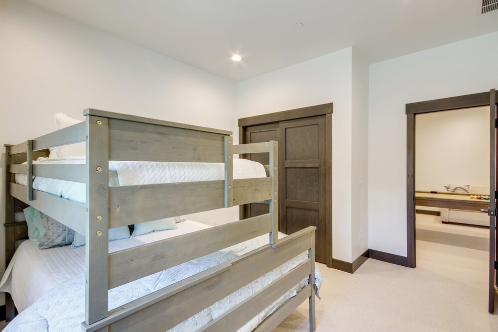 2 Mi to Big Sky Resort: Luxe Mtn-view Retreat!