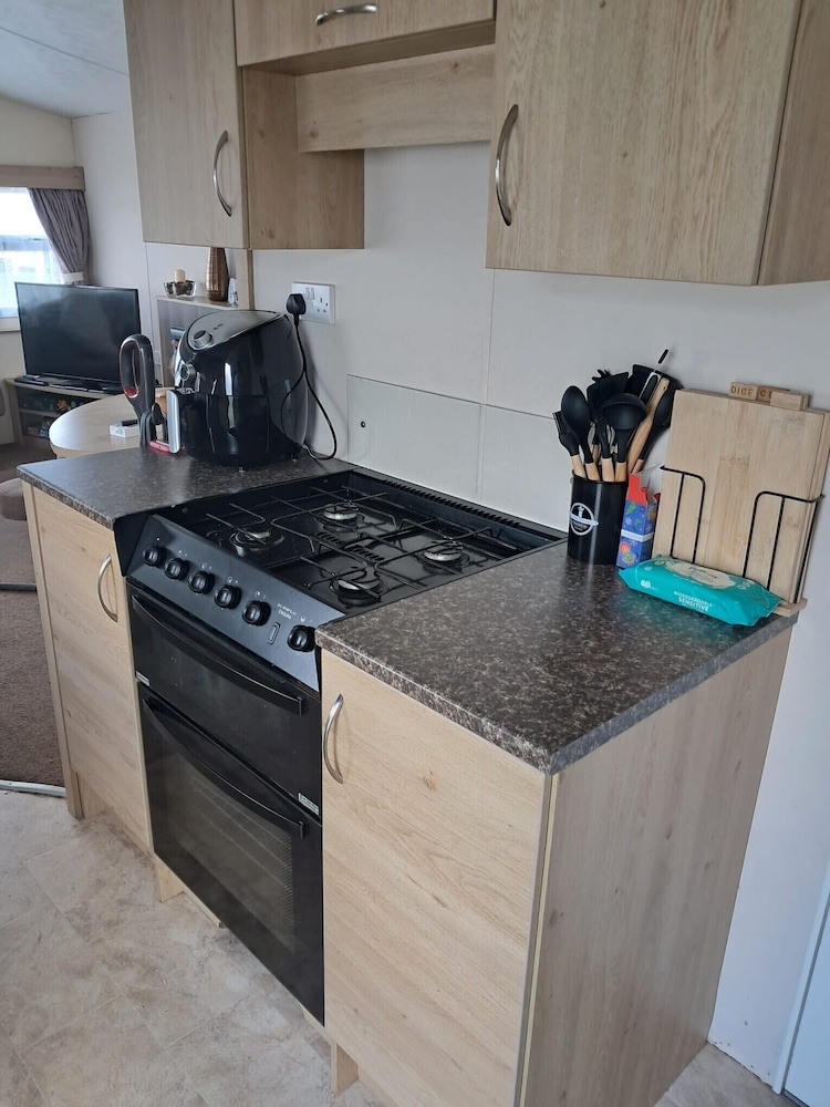 3 Bed Caravan - Sleeps 8 - Pets - Parking - Wifi