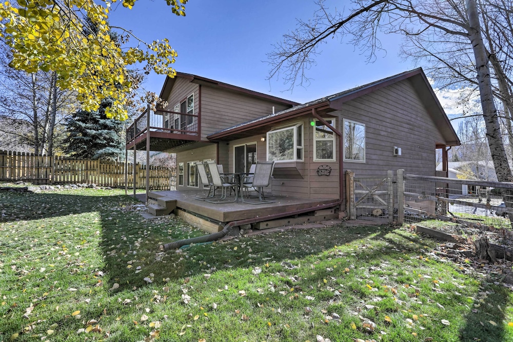 Cozy Carbondale Escape w/ Deck & Grill! view 5