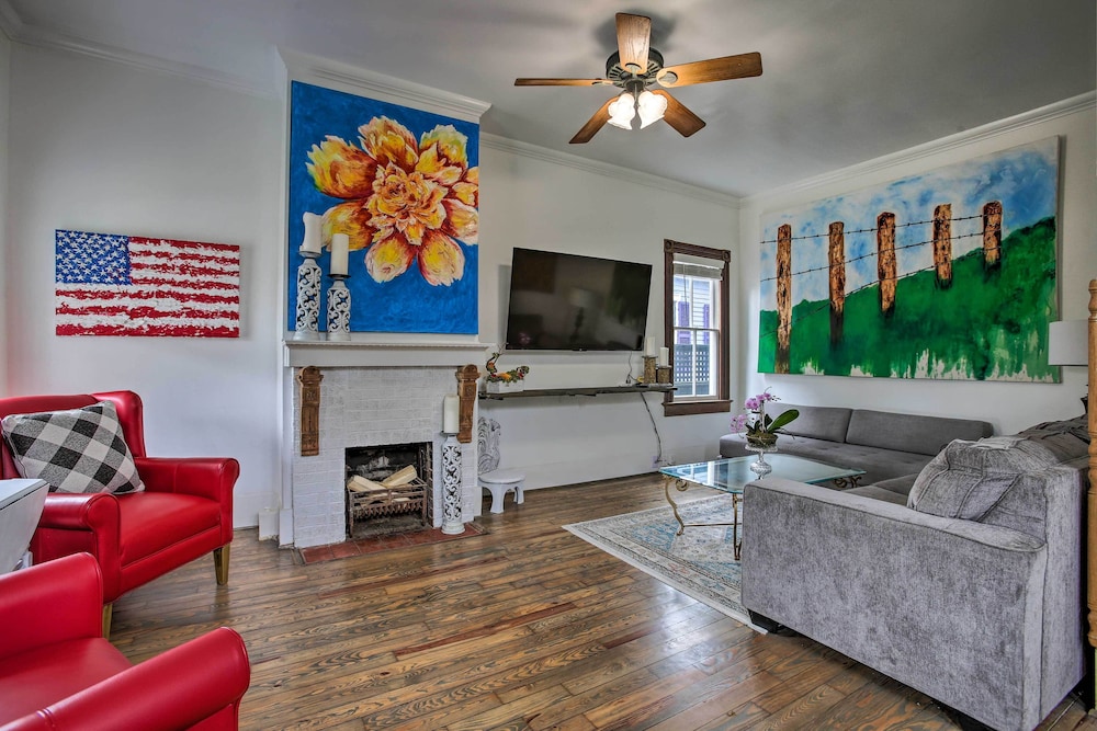 'the Art House' Home in Galveston Strand District view 4