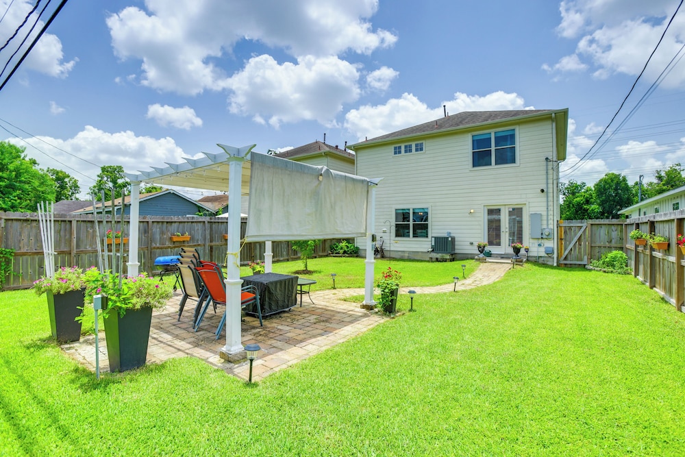 Yard + Pergola: Home 5 Mi to Dtwn Houston!
