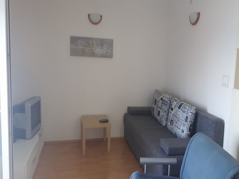 Kate - 20m From the Beach - A2 view 3