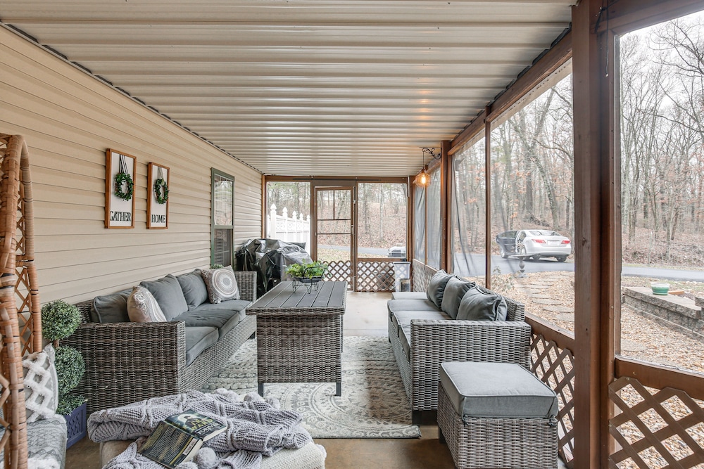 'foxes Den' w/ Hot Tub, Pool Table & Fire Pit!