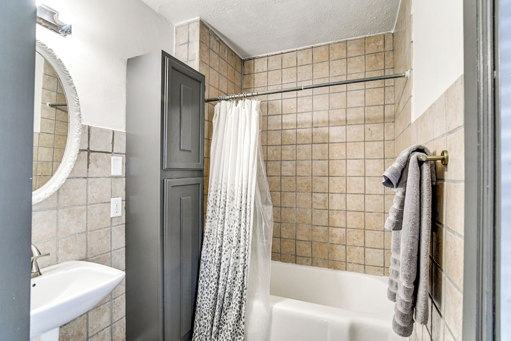 Walkable Location: Welcoming Unit in Omaha
