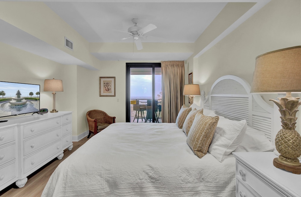 303a Shipwatch by Avantstay Ocean View Shared Pool Boardwalk to Beach