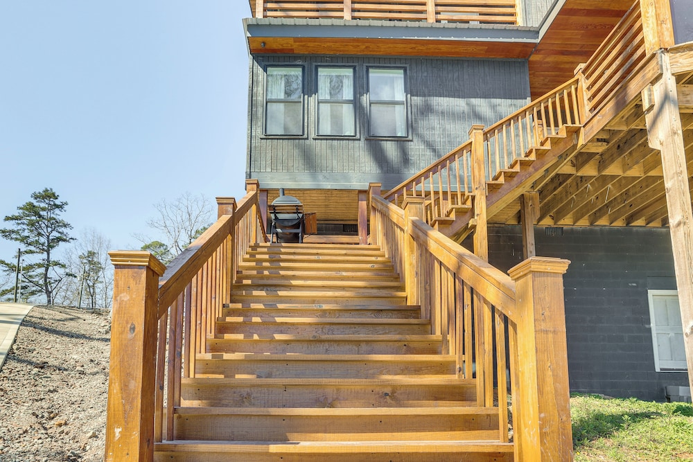 Modern Lake House Retreat w/ Deck on Pickwick Lake view 2