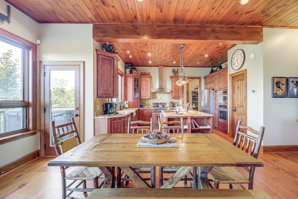 Hot Tub + Stunning Views: Luxury Beech Mtn Escape!