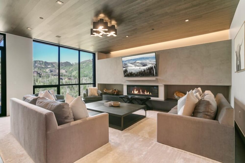 203 - Three Bedroom Deluxe One Empire Pass 3 Condo