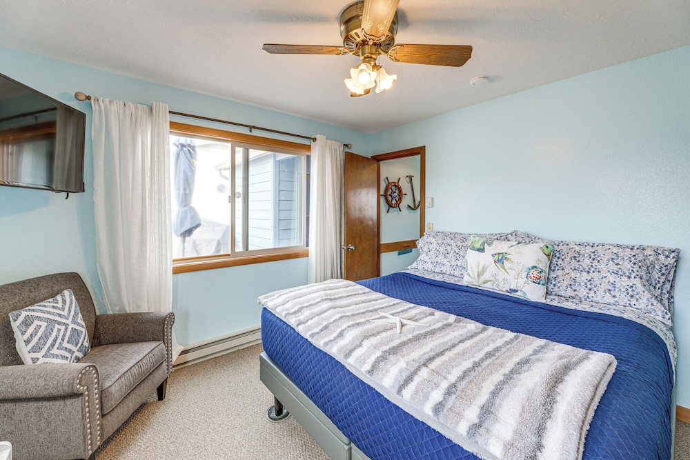 Walk to Beach: Dog-friendly Home in Lincoln City