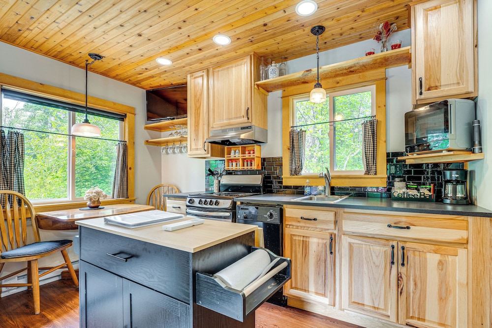 Deck & Fire Pit: Yakima River Retreat in Cle Elum