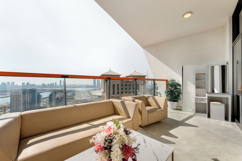 Modern 1BR with Pool and Gym Al Jaddaf