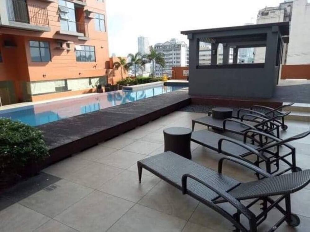 Araneta Cubao No Brown Outs 1BR Furnished Condo With Balcony Free Wifi Netflix