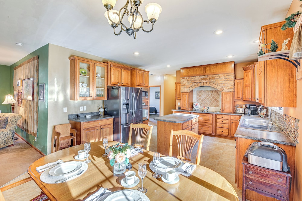 5 Mi to Town: Mtn-view Gem w/ Deck in Hot Springs